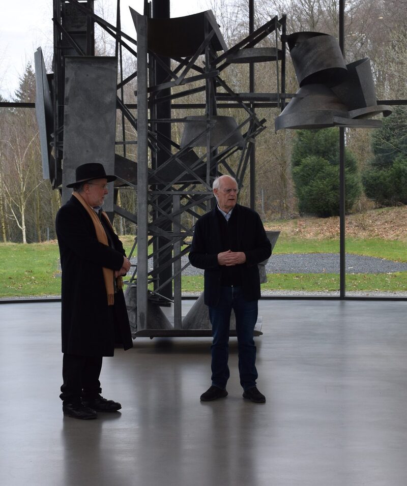 Paul Caro, Sohn von Anthony Caro steht gemeinsam mit Tony Cragg vor der Skulptur "Star Flight" von Anthony Caro