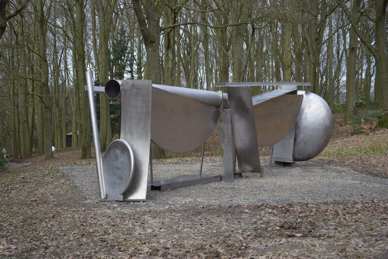 Skulptur "Double Tent" von Anthony Caro aus Edelstahl. Die Skulptur steht im Freien