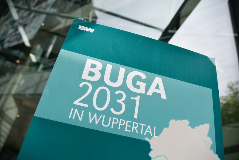 Plakat mit der Aufschrift: Buga 2031 in Wuppertal.