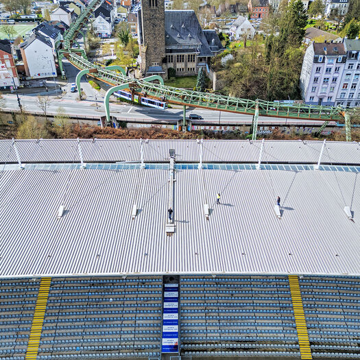 Das Stadion-Dach, im Hintergrund die Schwebebahn und Häuser
