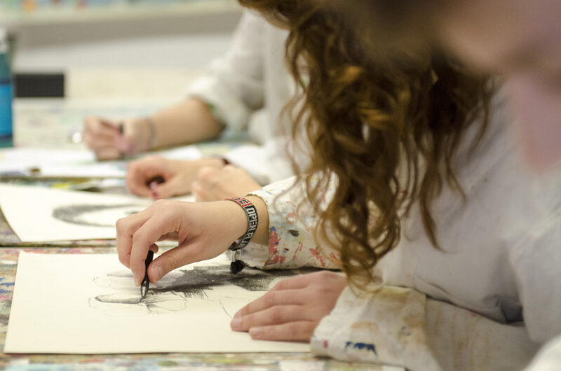Kinder zeichnen in dem Atelier des Von der Heydt-Museums.