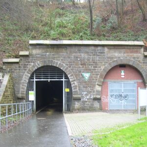 gemauerte Tunnelportale, eins offen, eins versperrt (Stahltür)
