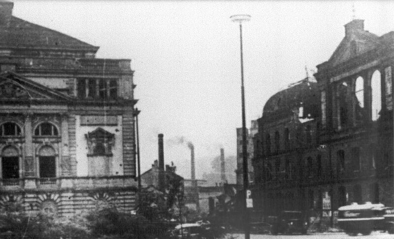 Stadttheater und Schwimmanstalt (rechts) nach dem Luftangriff vom 25. Juni 1943
