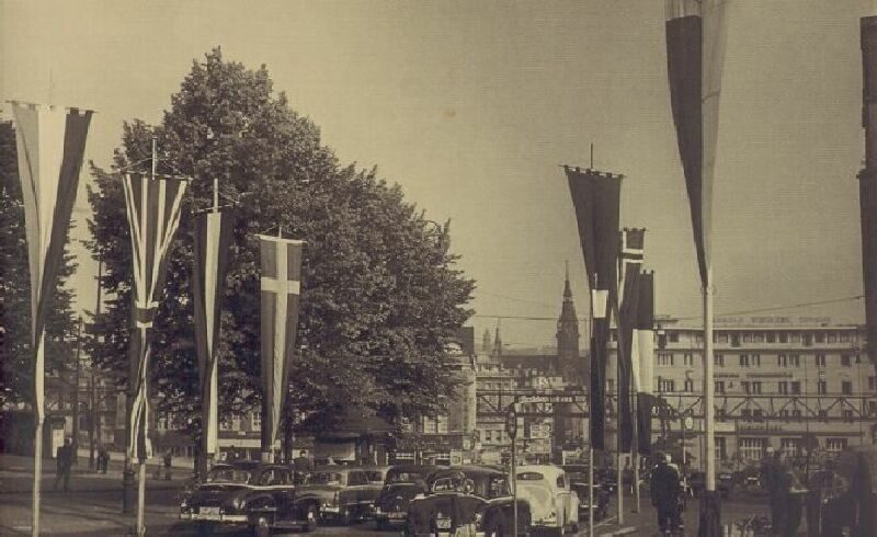 Blick vom Bahnhof in Richtung Alte Freiheit und Rathaus, 1955