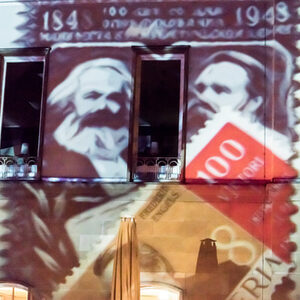 Lichtkünstler Gregor Eisenmann beleuchtet die Fassade des Wuppertaler Opernhauses_Engels in Briefmarken-Optik