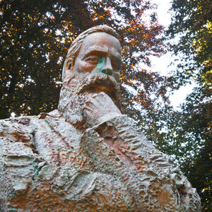 Chinesische Statue zeigt Friedrich Engels im Engelsgarten