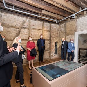 Museumsdirektor Dr. Lars Bluma führt die geladenen Gäste durch das frisch sanierte Engels-Haus und die neue Dauerausstellung