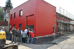 Die neue Spielstätte der Wuppertaler Bühnen mit rotem Anbau für Maske, Garderobe und Technik