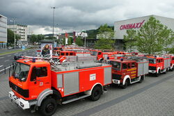 Feuerwehrfahrzeuge warten auf ihren Einsatz