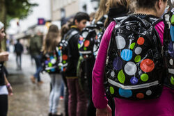 Kinder tragen Rucksäcke mit dem Kulturrucksack-Muster auf dem Rücken