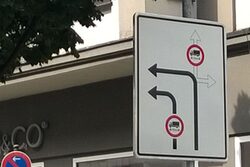 Das neue Schild zeigt deutlicher, wie auch LKW fahren müssen