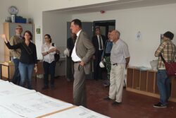 Oberbürgermeister Peter Jung informiert sich in der Schule Kruppstraße über die Baumaßnahmen