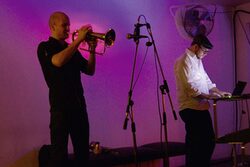 Band Chingatschkook in lila Licht getaucht auf der Bühne