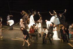 Tänzer des Tanztheaters Pina Bausch im Stück "Victor" auf der Bühne