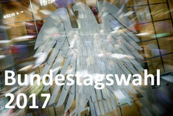 Die Beschriftung: Bundestagswahl 2017 im Hintergrund der Adler aus dem Deutschen Bundestag