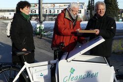 Das zum Sauber-E-Bike umgebaute "Cleanchen" mit Bürgermeisterin Bettina Brücher, Lutz Eßrich von der Wuppertal-Bewegung und Martin Bickenbach von der AWG
