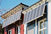 Solarpaneele an Hausfassade