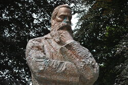 Statue von Friedrich Engels vor dem Engelshaus