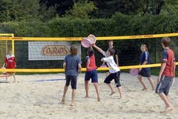 Kinder beim Beach-Volleyball