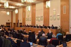 Blick in den Ratssaal während einer Ratsitzung