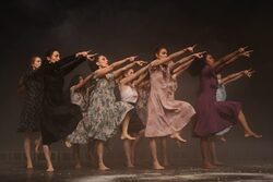 Tänzerinnen des Tanztheaters Pina Bausch bei einer Aufführung des Stückes "Palermo"