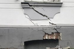Außenaufnahme zeigt großen Riss in einem Gebäude in der Straße Beyeröhde