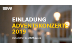Plakat mit Aufschrift "Einladung Adventskonzerte 2019" im Lichthof des Rathauses