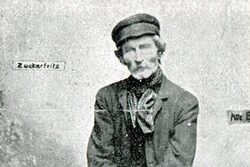 Fotografie zeigt das Wuppertaler Original "Zuckerfritz“ - ein Mann mit seinen Kartons, der für seinen fröhlich und listigen Blick bekannt war