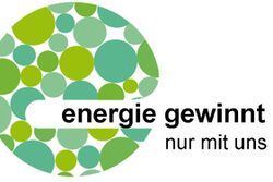 Das Logo von "Energie gewinnt" ist ein Kreis, der aus türkis-grünen Kreisen besteht