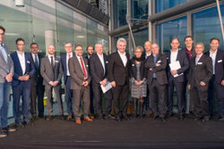 Minister Andreas Pinkwart mit den Projektbeteiligten. Foto Bergisch-Smart-Mobility. Gunnar Bäldle.