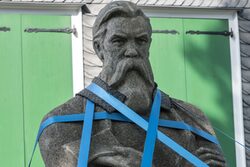 Engels-Statue, mit Riemen für den Transport verpackt