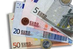 Euroscheine vor weißem Hintergrund