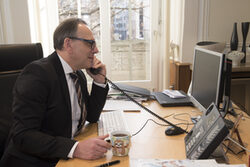 OB Andreas Mucke in Seitenansicht telefonierend an seinem Schreibtisch