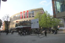 Der Von der Heydt-Platz mit einem Bauschild und Absperrungen