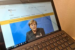 Laptop mit aufgerufener Internetseite der Bundesregierung, Merkel zu sehen
