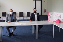 Oberbürgermeister Uwe Schneidewind und Frank Schmidt von der Telekom unterzeichnen den "Letter of Intent"