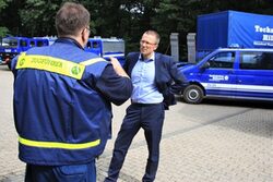 Oberbürgermeister Uwe Schneidewind im Gespräch mit THW-Zugführer Björn Hagen