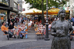 Die Fußgängerzone in Elberfeld mit dem Denkmal Mina Knallenfalls und einem Eiscafé