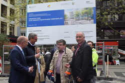 ZUm offiziellen Baustart trafen sich Vertreter der Stadt und der Stadtwerke mit Wuppertaler Medien am Bauschild auf dem Kerstenplatz