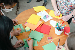 Teilnehmer des Workshops Smart City Wuppertal stehen um einen runden Tisch mit bunten Karten und Stiften