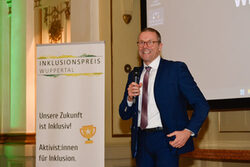 Oberbürgermeister Uwe Schneidewind bei der Verleihung des letztjährigen Inklusionspreises