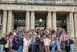 Israelische Schülergruppe aus der Partnerstadt Beer Sheva ist derzeit zu Besuch in Wuppertal. Das Gruppenfoto ist auf den Treppen vor dem Rathaus Barmen entstanden.