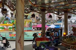 Barmen live im Jahr 2022. Der Blick aus einem Kinderkarussell auf ein Kettenkarussell.
