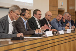 Das Podium der Tagung mit Minister Krischer (Mitte) und Oberbürgermeister Schneidewind (Dritter v.r.)