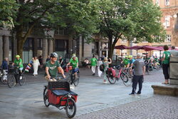 Die Radfahrer beim Start der Global Friendship Tour 2023 auf dem Johannes-Rau-Platz