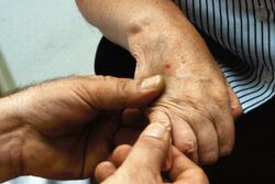 Zwei Hände halte eine Seniorenhand