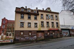 Das Gebäude an der Schönebecker Straße, das für die aktuelle Sperrung sorgt