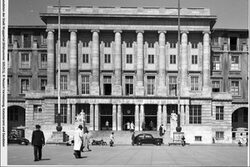 Historische Aufnahme des Rathauses mit Passanten und Autos