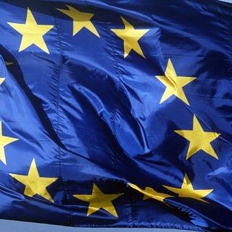 Die blaue Europafahne mit goldenen Sternen