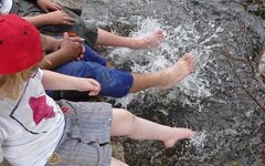 201.5_Kinderfüße im Wasser.jpg